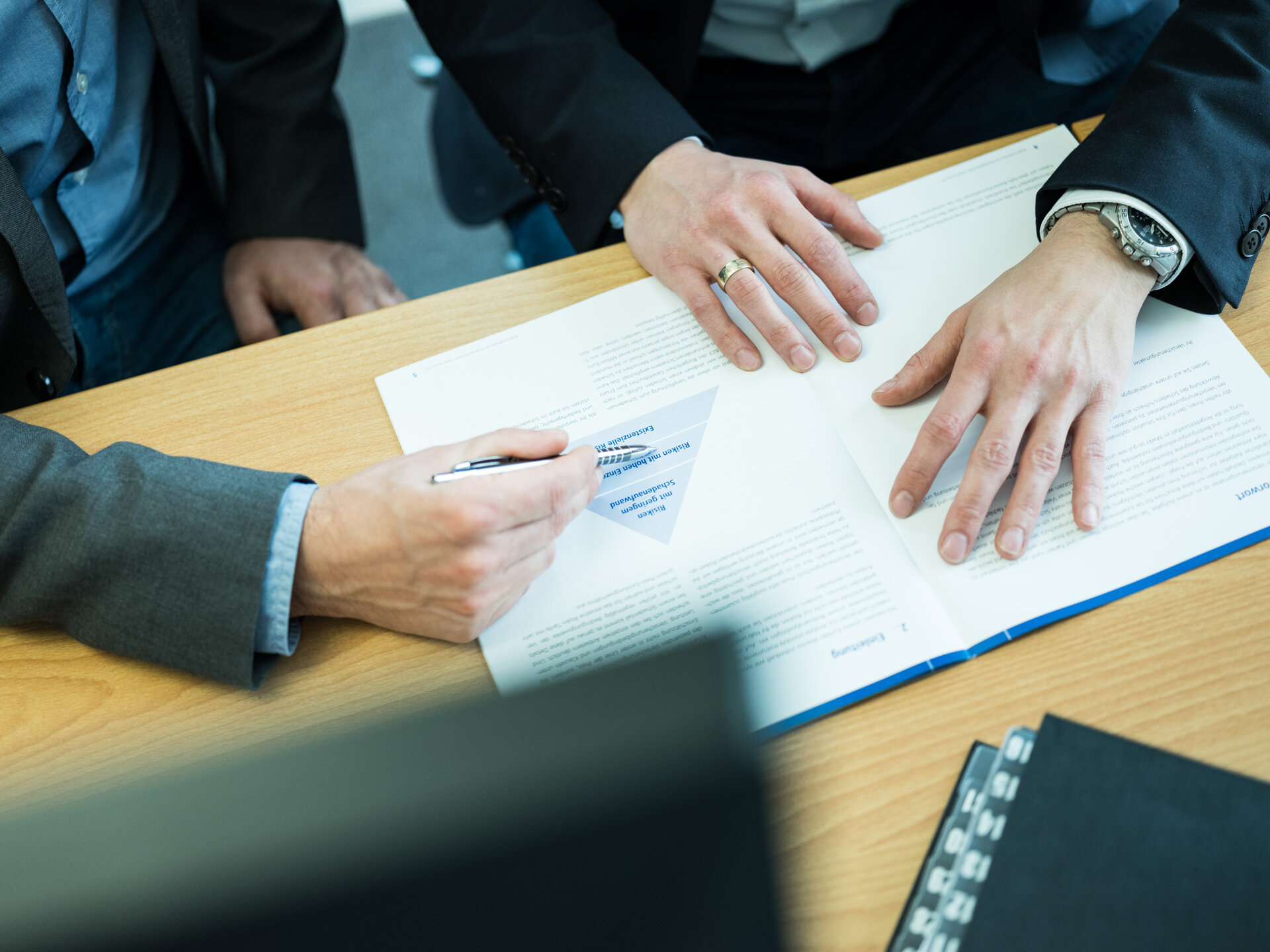 Hände Beratung zur Berufsunfähigkeitsversicherung mit einer Kostenlosen Anonymen Risikovoranfrage, bKV, PKV, Altersvorsorge